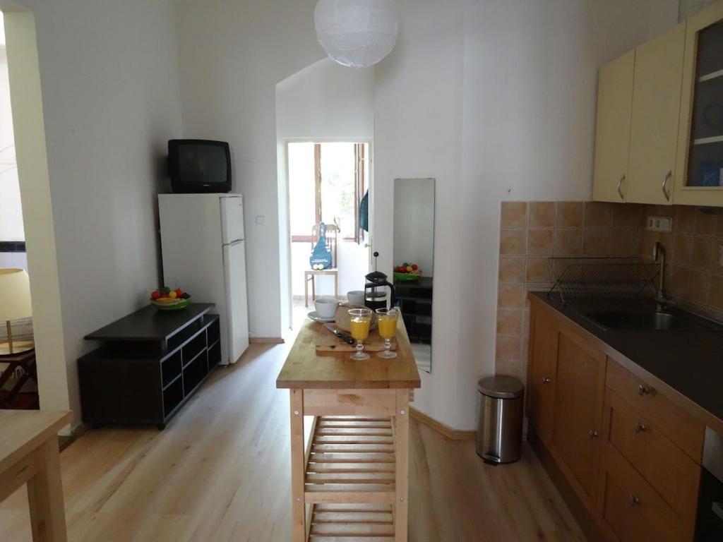 Garden Apartment On Art Nouveau Street In Central プラハ エクステリア 写真